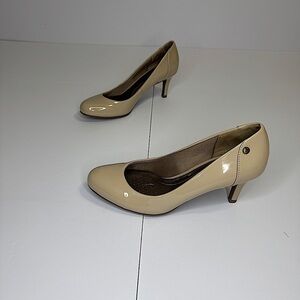 LifeStride Soft System Nude Patent Pumps – Size 8 – Comfortable & Classic
